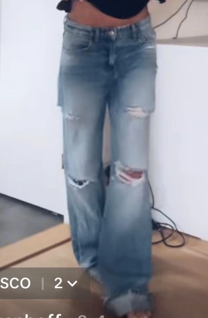 Zara jeans - Skitsnygga blåa jeans från Zara, med slitningar fram och bak. Det är medel midja men det går att dra ner så att det blir lågmidjade som på bilderna. Storlek 36💗 Aldrig använda, helt nya med prislapp