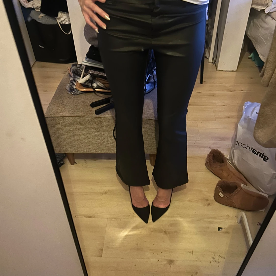 Svarta bootcut byxor i skinnimitation - 2