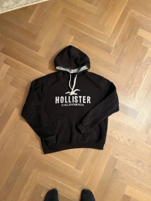 Hollister hoodie  - Väldigt fin Hollister hoodie med det klassiska trycket på bröstet och asnajs insida som garanterar sköna användningar och snygg passform. Få skavanker som nopprig men inget man tänker på. Modellen är 184, 75kg. 