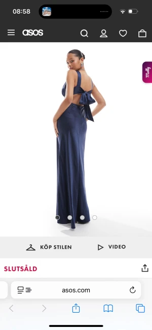 Marinblå balklänning med rosett - Säljer en marinblå/mörkblå balklänning från ASOS i satin. Modellen är slutsåld och klänningen har en öppen rygg med en rosett som man knyter. Den är i storlek 34 men passar även 36. Lång modell och helt orörd i längden, så den går att sy upp om man vill. Perfekt som balklänning, maxiklänning, festklänning eller till studentbal och andra fina tillfällen. Den är utan defekter och använd endast en gång. Nypris 1839kr💙