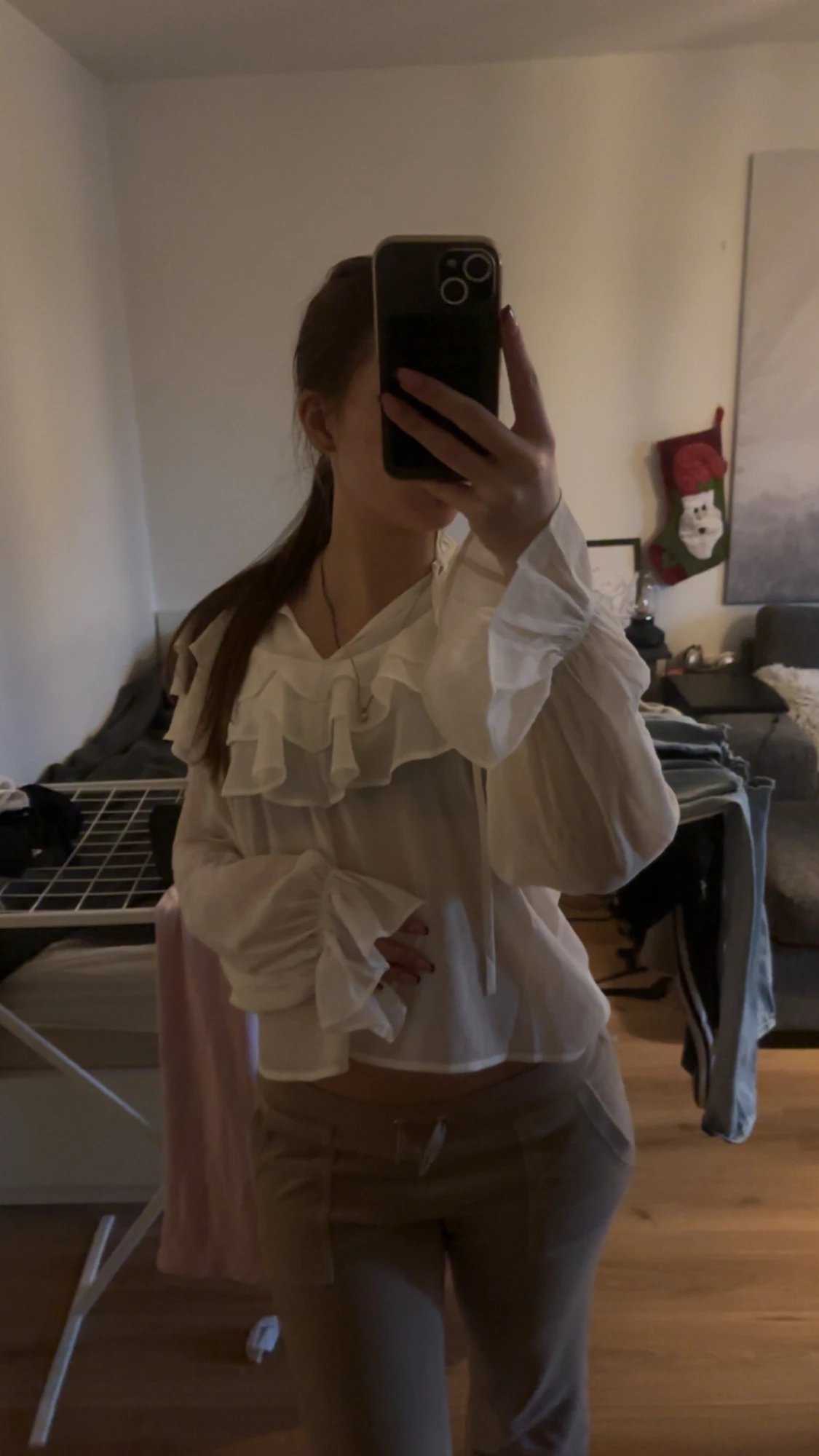 Vit blus med volanger och lång ärm - 1