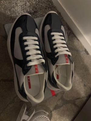 Prada cups - Helt nya Pradas cup i marinblå färg storlek 44 fast passar 44,5