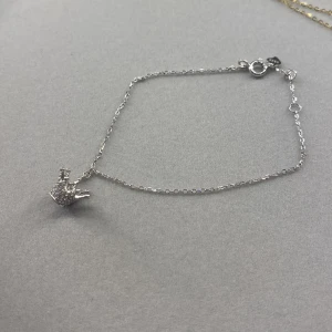 Silver armband - Säljer detta söta armband med silverfärg! Osäker på material men kostade runt 300-400 så misstänker att de är riktigt silver❤️ den är så fin men säljs då jag bara använder guld❤️