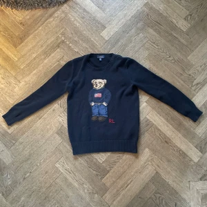 Polo Bear Sweater - Mörkblå stickad tröja från Polo Ralph Lauren med ikonisk Polo Bear broderad framtill. . Autentisk gemfört med många andra. Perfekt nu inför vintern❄️❄️⛄️ nypris 7400