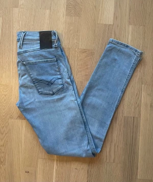 Ljusblå Replay Anbass jeans W28 L32 - Jag säljer dom här riktigt fräscha Replay Anbass jeansen som är i storlek W28 L32. De är knappt använda och är i superfint skick utan skador och defekter. Tveka inte att höra av er!                        Mått: Längd=106cm. Midja=37cm