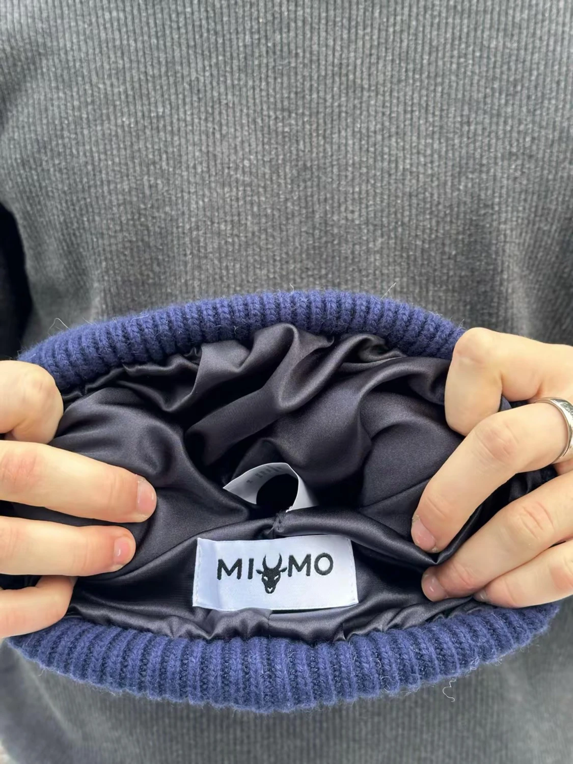 Indigoblå ribbstickad mössa från MIUMO - 1