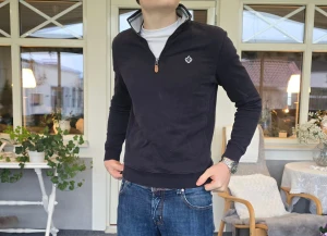 Morris tröja med dragkedja - Snygg blå halfzip Morriströja i storlek small. 😁