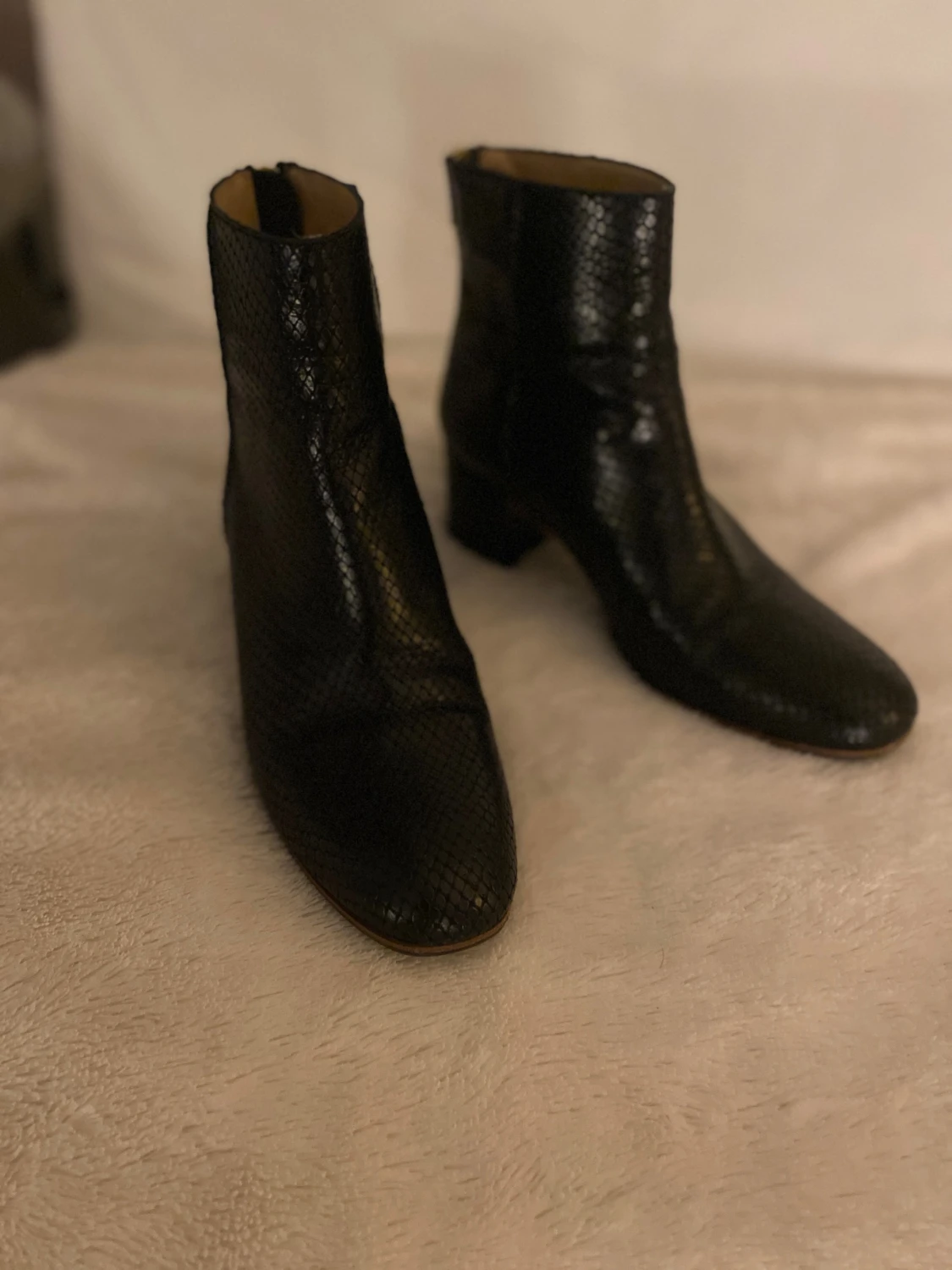 ATP- Atelier, Svarta ankelboots i skinn med guldzip