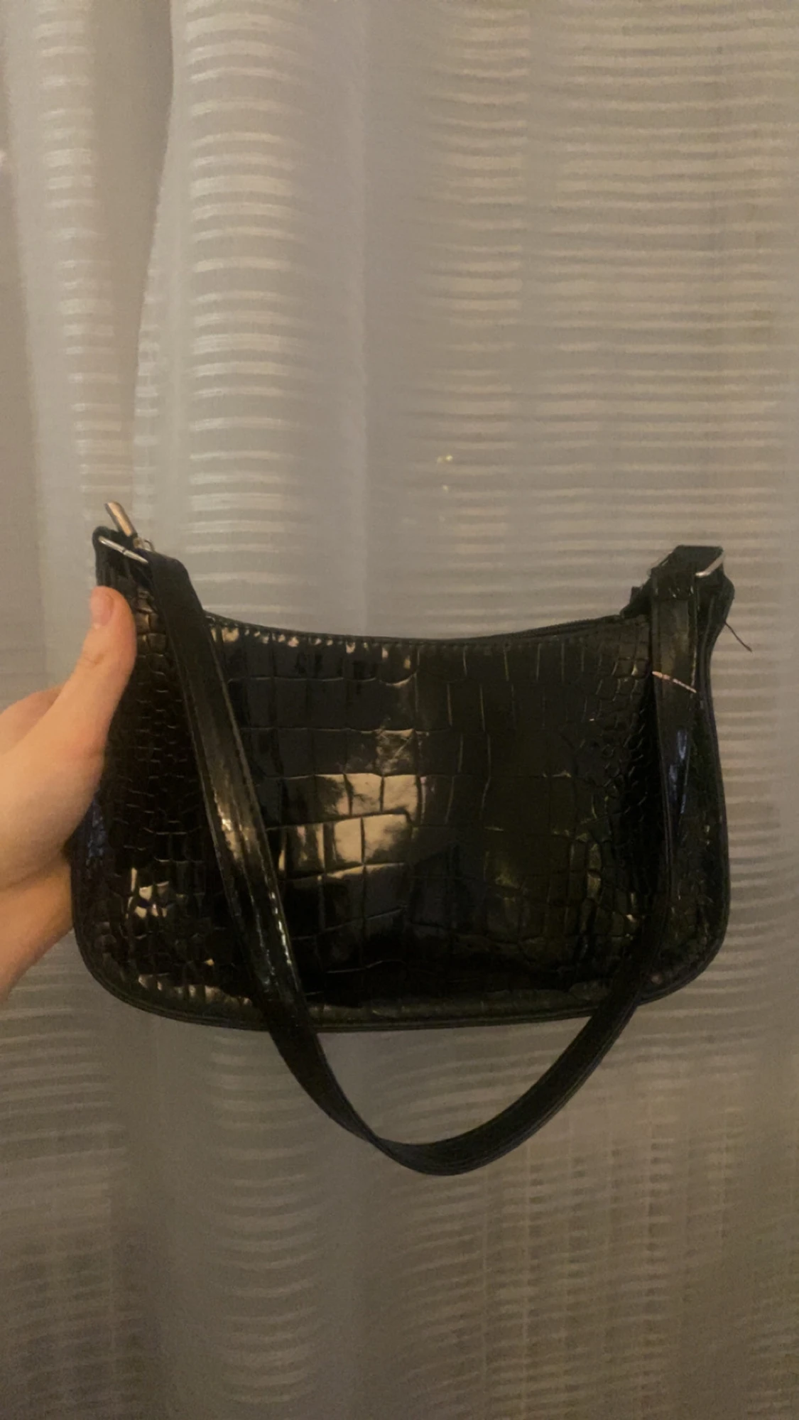 Axelväska glansigt skinn