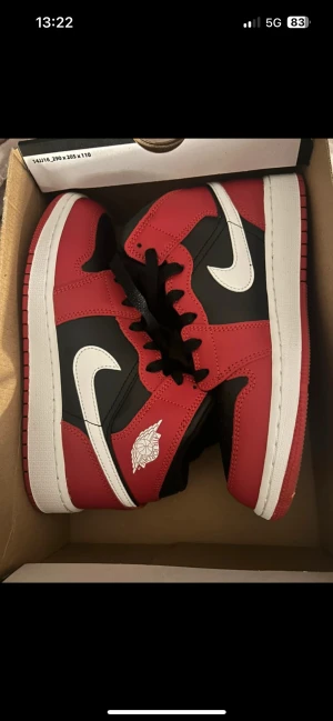 Nike Air Jordan 1 Mid röd/svart - Nike Air Jordan 1 Mid sneakers i rött och svart med vita detaljer och klassisk Swoosh på sidan. Dem är helt nya fick dem som födelsedagspresent men dem sitter inte så fint
