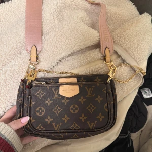 Axelremsväska med monogram mönster - Super fin, har lite slitningar vid knäppena. Går att bära separat🫶🏻