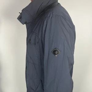 J.Lindeberg field jacket - Säljer en riktigt snygg och trendig J.Lindeberg field jacket i fint skick, storlek L, vid frågor är det bara att skriva //Gramenti