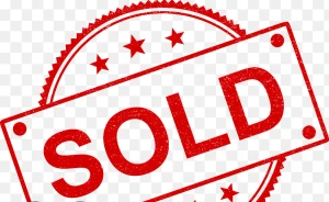 Converse Play Comme des Garçons sneakers - Säljer ett par Converse Play Comme des Garçons sneakers i olivgrönt canvas med vita snören och sula. Skorna har de ikoniska röda hjärtan med ögon längs sidorna och klassisk rund tå. Perfekta för dig som vill sticka ut med en streetstyle-vibe.