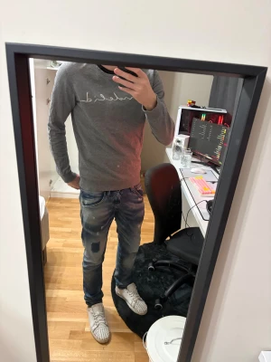 Grå långärmad tröja från Bondelid - Säljer en grå långärmad tröja från Bondelid i storlek small. Tröjan har ett stilrent tryck med Bondelid-loggan över bröstet. Bra skick, jag är 181 72kg! BVSA