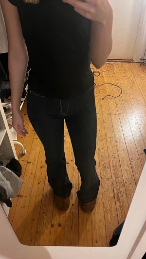 Jeans från Gina  - Säljer ett par midwaist jeans från Gina