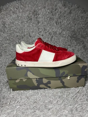 Valentino Flycrew röda  - Säljer ett par sköna Flycrews i röd mocka! | väldigt fint skick syns lite på mockan att de är använda någon gång och en bit har lossnat! | Kommer med låda och dustbags! | Ställ gärna frågor innan du köper!