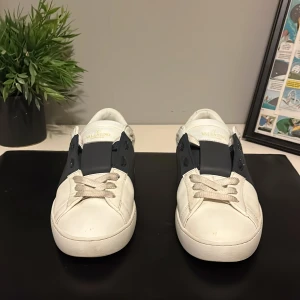 Marin blå valentino opens - Ett par marin blå valentino opens som bara är använda en handfull gånger, tyvärr så har skon ljus blå fläckar över skorn men inget märkbart, skon har inga skador. Mvh Sigge 