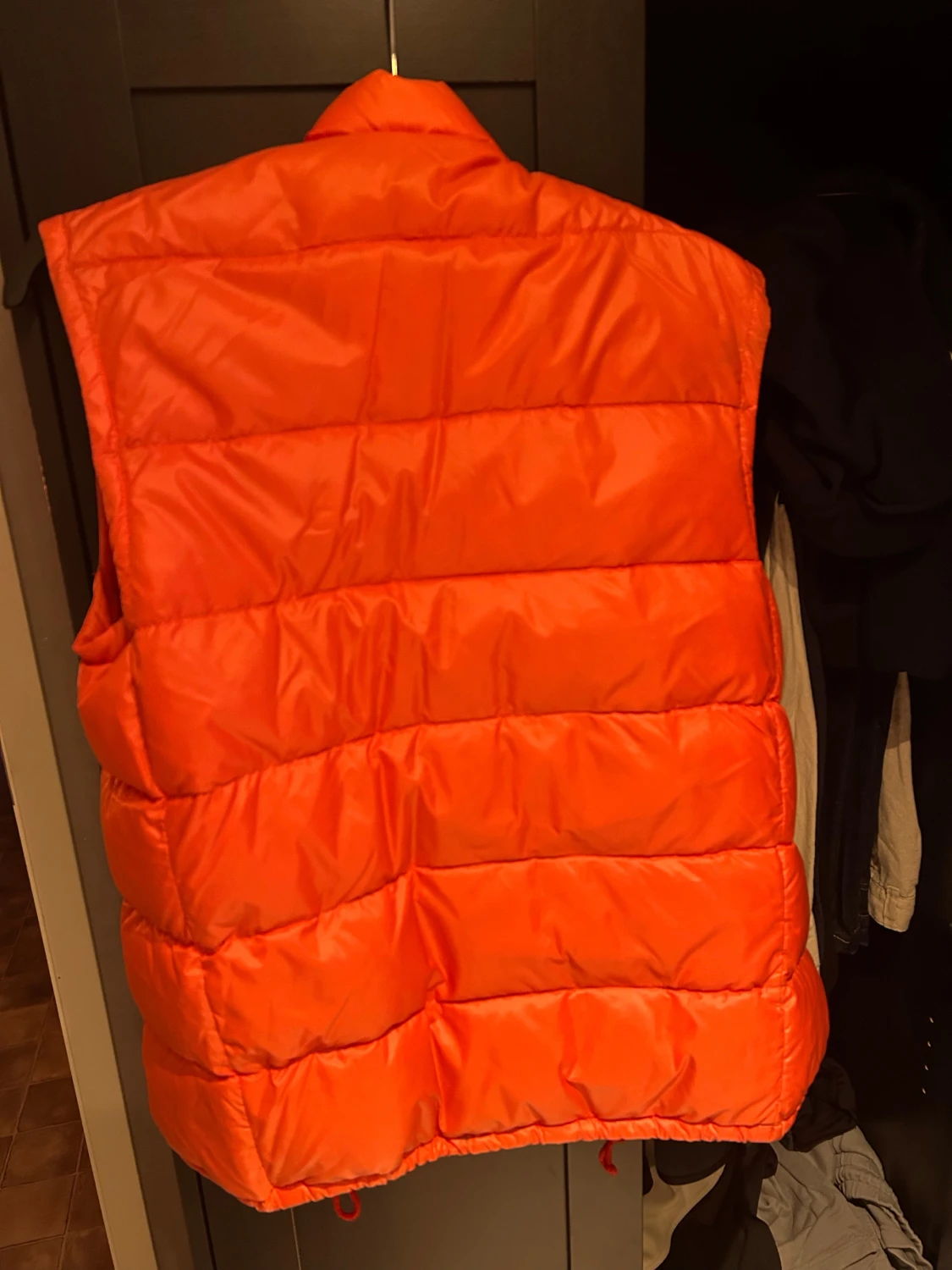 Orange pufferväst från Moncler - 1