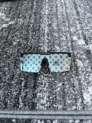 Lv glasögon - Sol glasögon i svart, helt nya. Kom dm för frågor👍🏻
