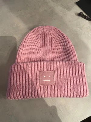 Acne studio mössa - Säljer min extremt unika acne studio mössa i rosa färg, vill du sticka ut lite från mängden är denna perfekt, hör av er om ni har några frågor ❤️❤️