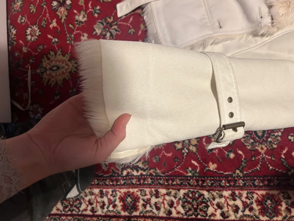 Vit pälsjacka med bälte och detaljer - 1