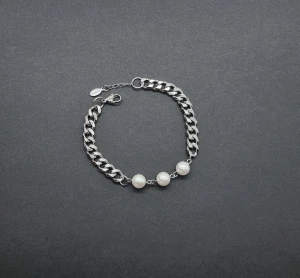 Armband med pärlor  - Material-rostfritt stål. 