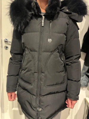 Cedrico dunjacka - Nyskick, använd ett fåtal gånger. Dunjacka med äkta pälskrage. Nypris 8000 kr