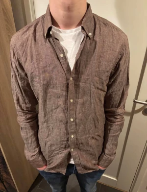 John Henric Linneskjorta  - 185cm i bilden | Super fint skick | Sitter som en M | skön passform | ingen defekt | priset är inte hugget i sten🙌