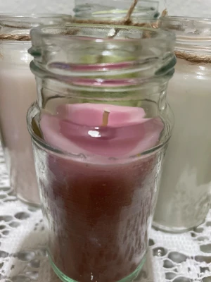 Ljus handgjorda och miljövänliga - Min idé är att inspirera folk att välja miljövänliga ljus där det doftar gott och är ett rimligt pris för kunderna. Du får välja vilken ljus du vill ha och om du vill ha med doft eller utan doft. Det är mellan storlek så det kostar 49kr per styck. 💗