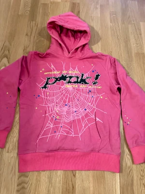  Spider hoodie. Sp5der - Spider Hoddie i bomull med magficka. Spider mönster och stjärnor. Storlek: Smal