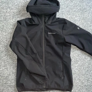 Peak Performance Jacka - Säljer denna svarta Peak Performance vind/regnjackan som är i ett 10/10 skick just för att den är för liten. Storlek M.      Ställ gärna fråga vid minsta tvekan!!!