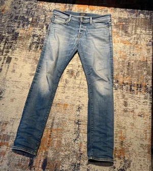Jack and Jones - Ett par riktigt feta Jack and Jones jeans som är modellen slim Glenn vilket är den vanligaste slim modellen i Jack and Jones. Jeansen är selvage jeans och har riktigt feta och unik fading som inte går att hitta i butik. Kom pm för frågor