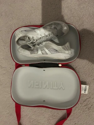 Vita cheerskor från nfinity - Säljer ett par vita cheerskor från NFINITY. Skorna har snörning och platt sula Levereras i original röd och vit Nfinity-väska. köpte skorna för 1699kr på deras egna hemsida pris disskuteras skorna är helt nya endast använda två gånger då jag slutade efter två träningar ❤️