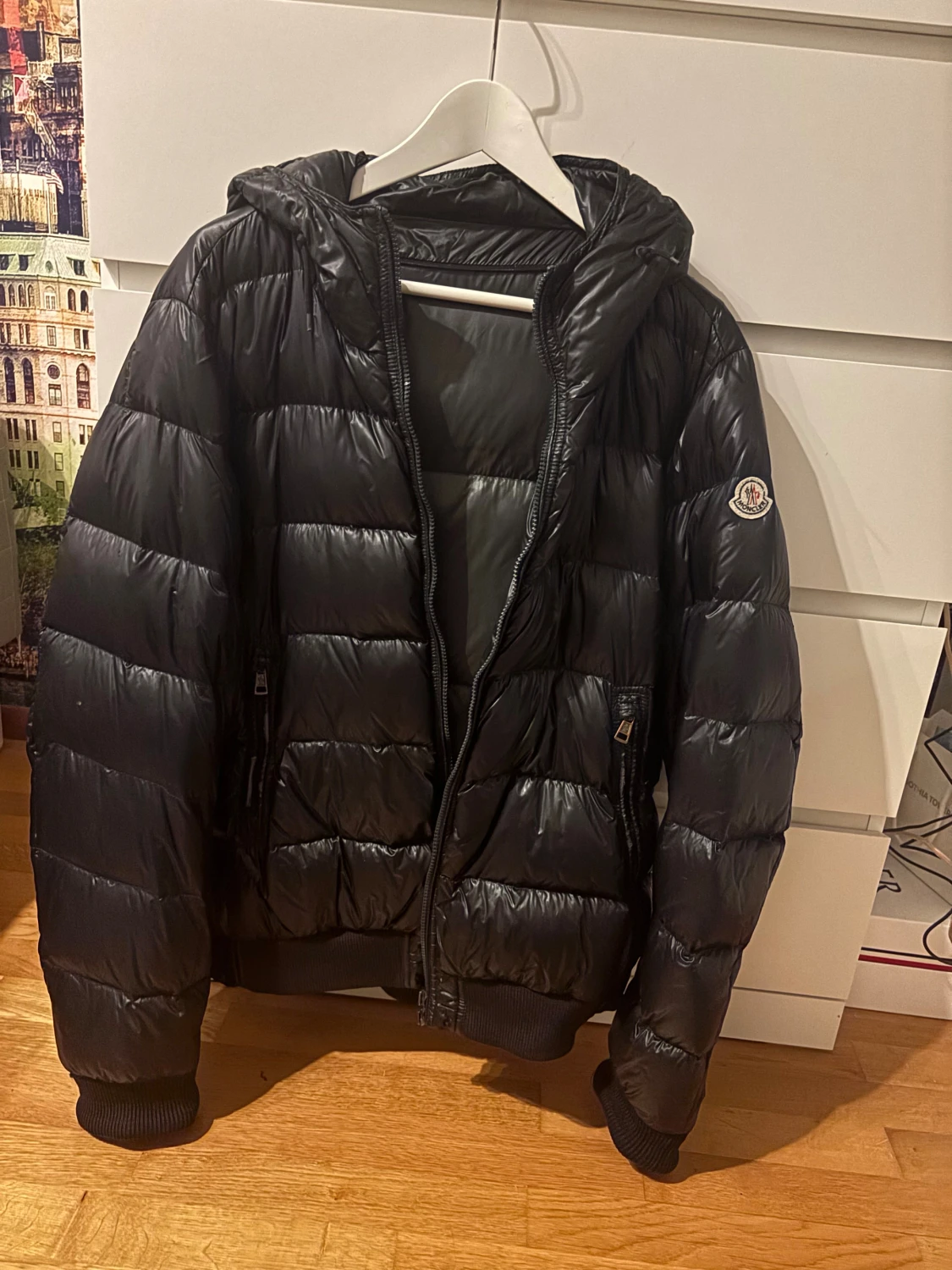 Svart Moncler pufferjacka med huva