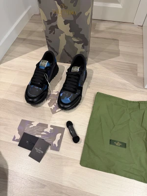 Valentino rockrunners  - Snygga valentino skor i nyskick! Dvs aldrig använda! Allt på bilden medföljs, vid minsta fundering kontakta oss✔️