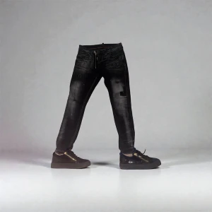 Dsquared2 Jeans - Snygga svarta jeans från Dsquared2 med slitna detaljer och en cool tvätt. Klassisk femficksmodell med dragkedja och knapp framtill. Jeansens passform är rak och de har en diskret Dsquared2-label baktill i rött. Perfekta för dig som gillar streetstyle.