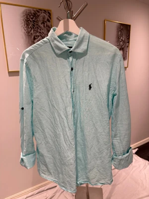 Ralph Lauren Linne skjorta - Tja, säljer min supersnygga linne skjorta från Ralph Lauren i storlek M. Hör av er vid lilla minsta fundering!