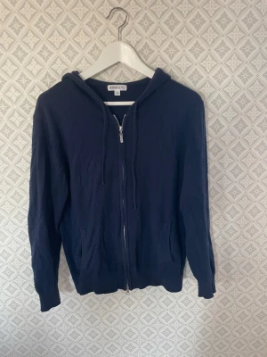 Mörkblå zip tröja från Barlucio - Grish tröja från barlucio med kashmir merino mix 