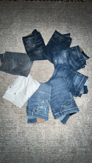 Dondup George jeans - Hej allihopa! Nu har vi lagt upp ännu ett drop utav flertal Dondup George jeans i riktiga snygga färger samt slitningar. Jeansen är i ifrån W31-W36. Vill ni ha fler bilder på allt kan ni antingen kontakta oss privata eller kika in våran profil där alla jeans ligger uppe mer 70% utav nypris.
