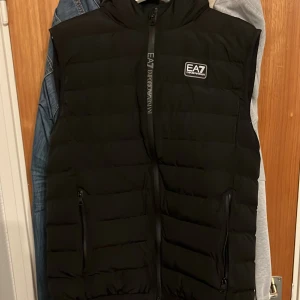 Armani väst - EA7 väst som jag köpte för 1 år sen för 2000kr men har inte använt den så ofta.  Den är i perfekt skick.