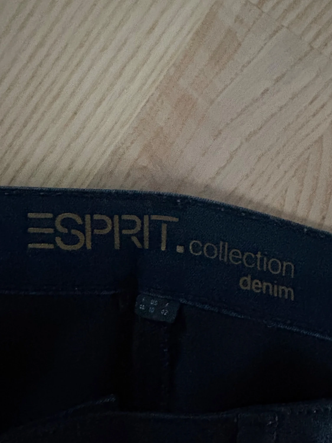 Lågmidjade svarta jeansbyxor från Esprit - 2