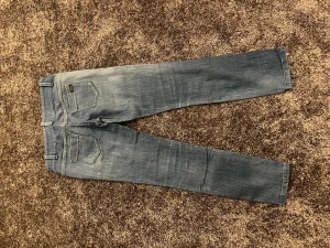 Blå jeans från Killah med dragkedjor - Snygga blå jeans från Killah, modell Marlene. Jätte bra skick, pris kan diskuteras💕