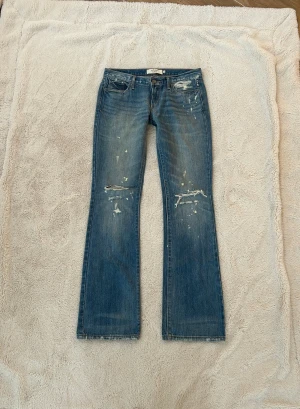 Abercrombie & fitch lågmidjade jeans  - Ett par lågmidjade jeans från Abercrombie & fitch i storlek 2 vilket motsvarar ungefär en vanlig S. Rakt över midjemått: ca 38cm. Innebenslängd: ca 79cm. Jag fraktar inom 24h. Se liknande plagg i min profil!