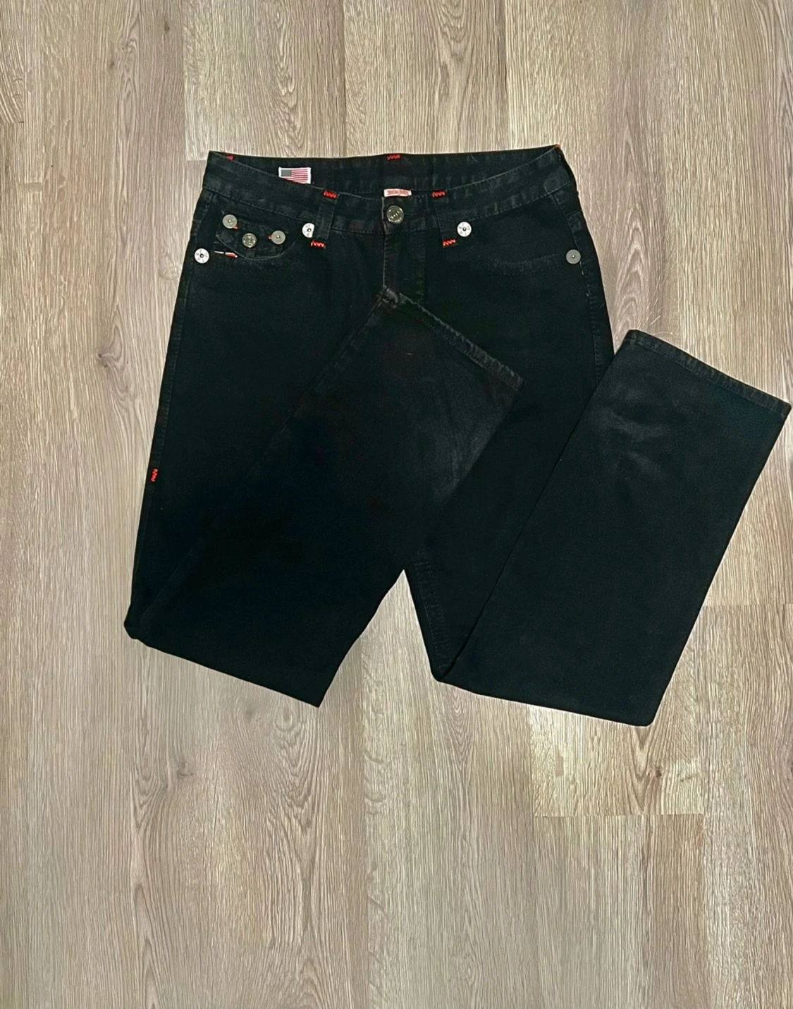 True Religion svarta jeans med röda detaljer  - 2