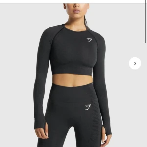 Långärmad - Långärmad croptop/träningströja. Har två stycken och säljer båda eftersom jag inte använder dom längre. Stretchiga och formar kroppen fint. Nypris runt 500