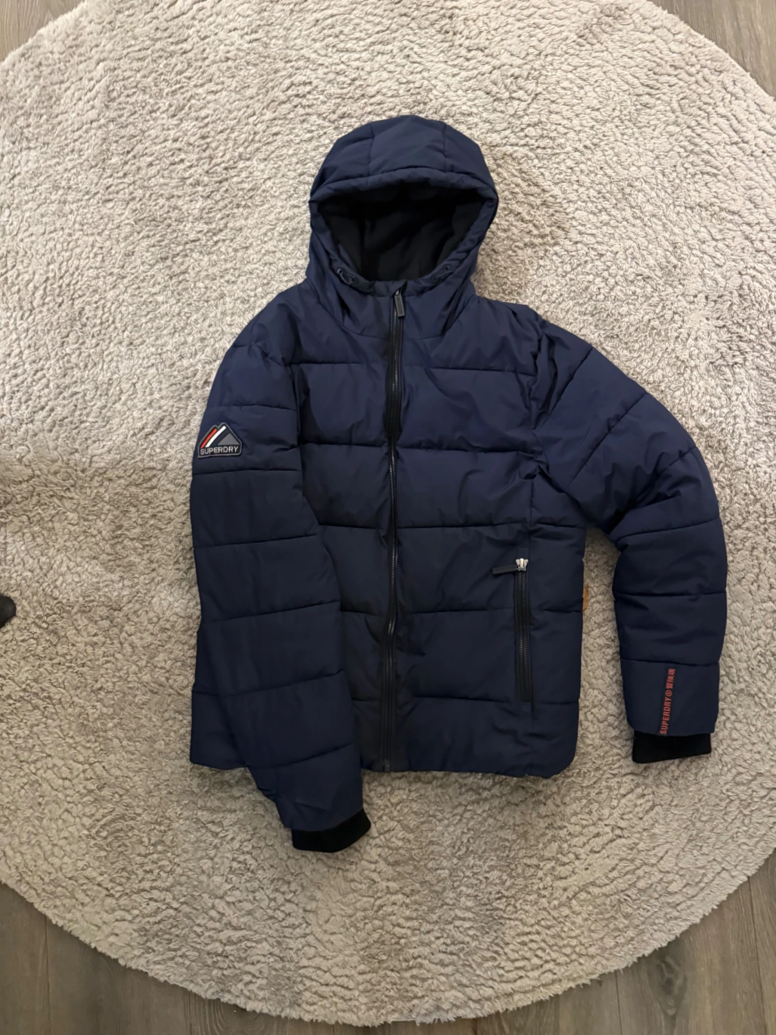 Mörkblå superdry jacka - 1