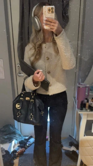 Soft jacket gina tricot - Säljer min fina jacka ifrån gina tricot den har guld knappar och är en cremevit färg, använd nån gång slutsåld online