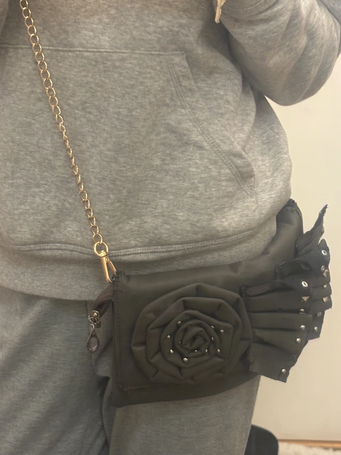 Svart kuvertväska med kedja och nitar - 5