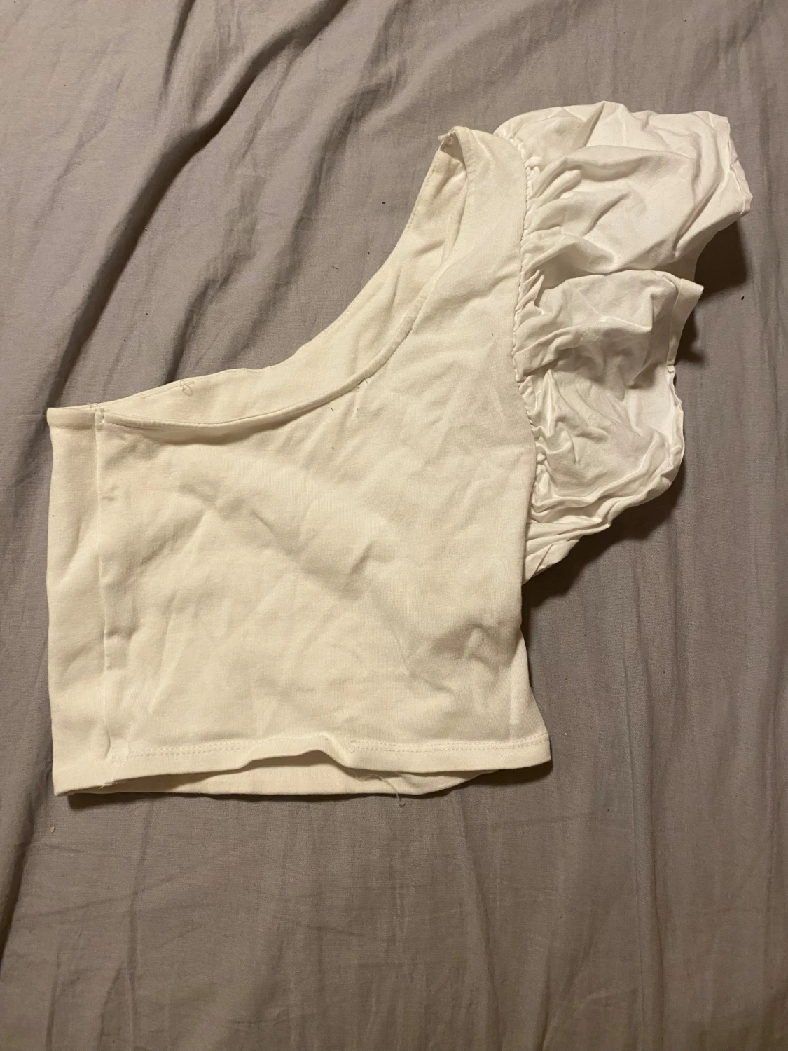 Vit oneshoulder topp med volangärm - 1