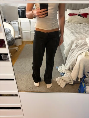 Kostymbyxor  - Säljer dessa kostym likande byxor. Inte kostym material, mer mjukt men ser ut som kostym byxor. Högmidjade/mid men har som en folde over så de enkelt blir lågmidjade om man föredrar de. Midjemått rakt över:38cm och innerbeslängd:ca 84cm. Lapp avklipp så vet valens märke eller storlek.. men skulle uppskatta storlek som xs-S